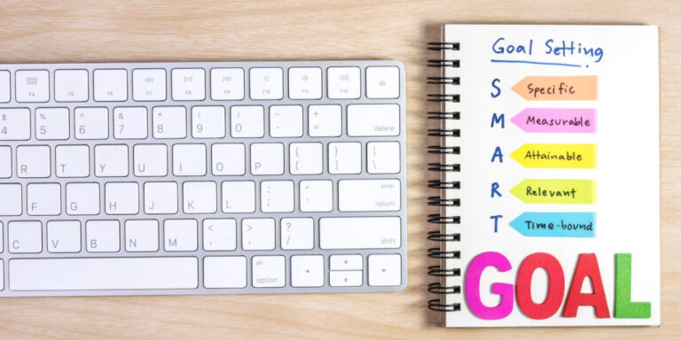 Photo of a notepad with the words 'smart' and 'goal' written on it