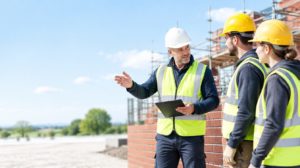 Site supervisor briefing operatives during CITB SSSTS training